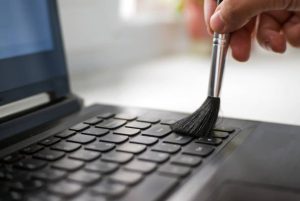 كيفية تنظيف فرشاة شاشة الكمبيوتر المحمول